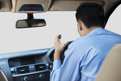 お悩み 車を運転して30分もすると お尻や腰が痛くなってきます 腰の不調を自分で治す 脊柱管狭窄症は99 完治する 酒井慎太郎 幻冬舎plus