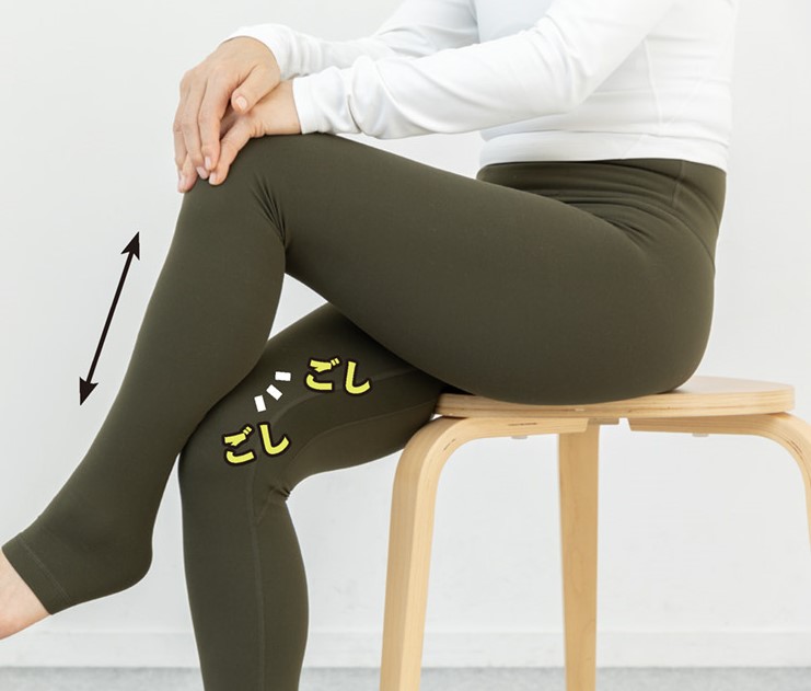 左のふくらはぎを右ひざで上下にこする、女性の足の図。