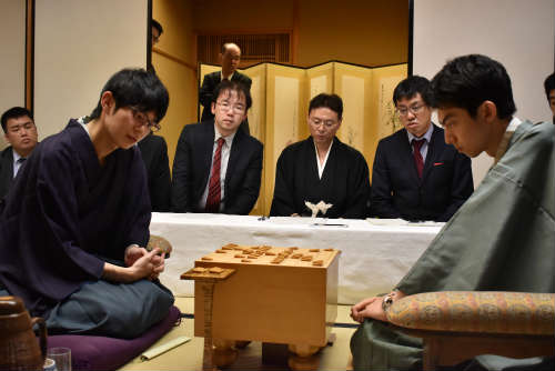 王座戦第5局の決着後、対局を振り返る斎藤慎太郎王座(村瀬信也 撮影)